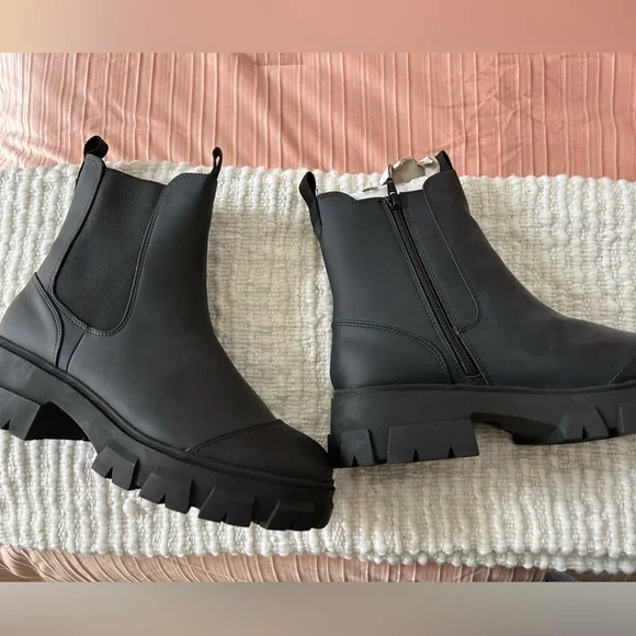 Black boots - Picture 4 of 4